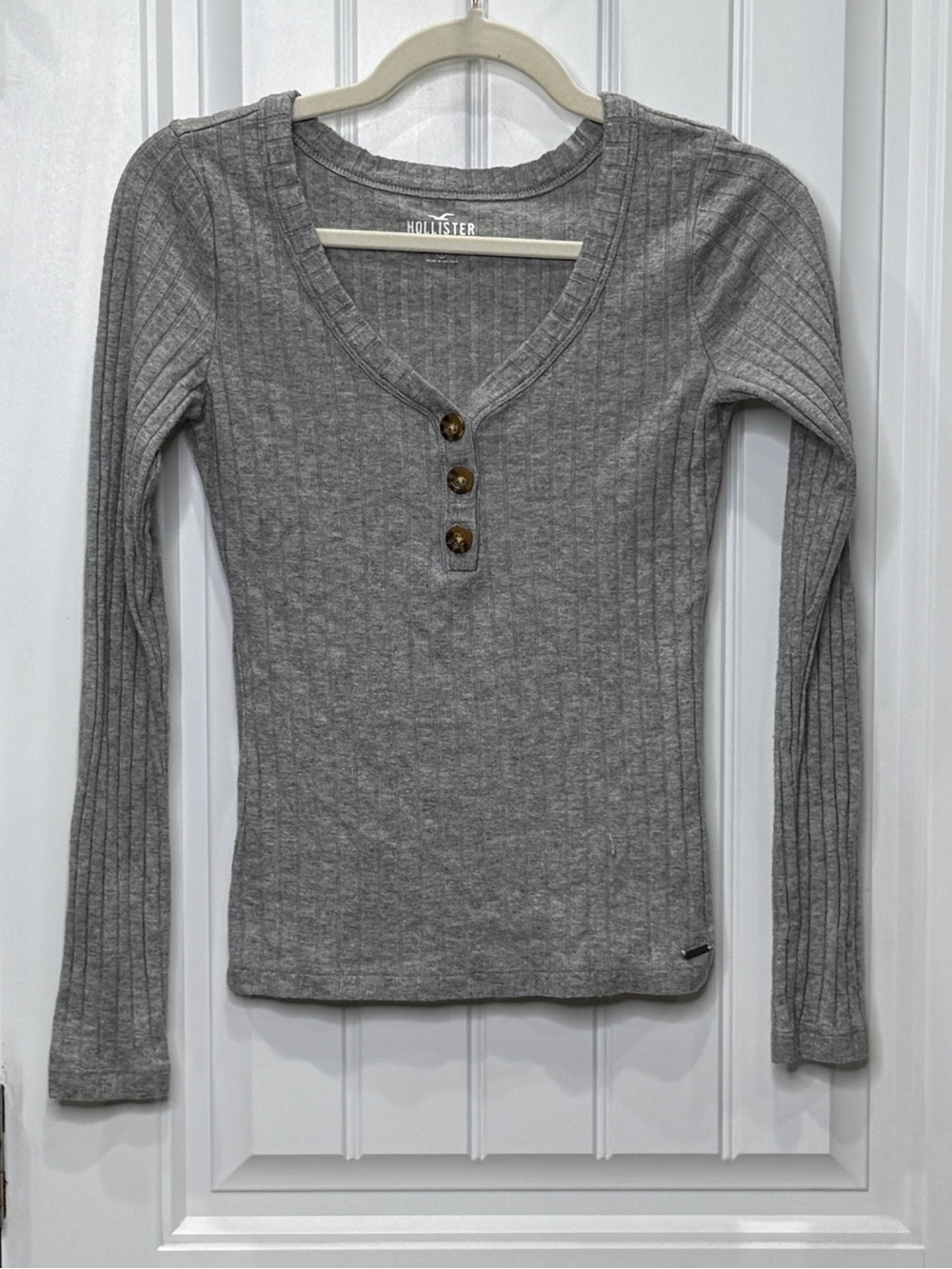Hollister Women’s Size Small Gray Ribbed V-Neck Fitted Long Sleeve Henley EUC